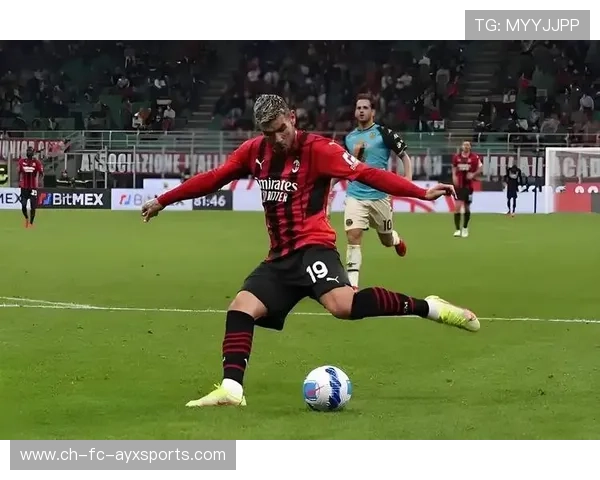 AC米兰左侧突破后给出贴地回传形成门前混乱