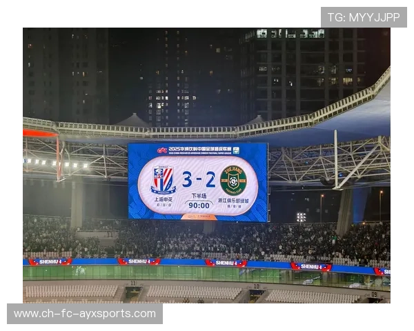 上海申花拉唐边路突破成功吸引犯规，展现精湛技艺与战术智慧