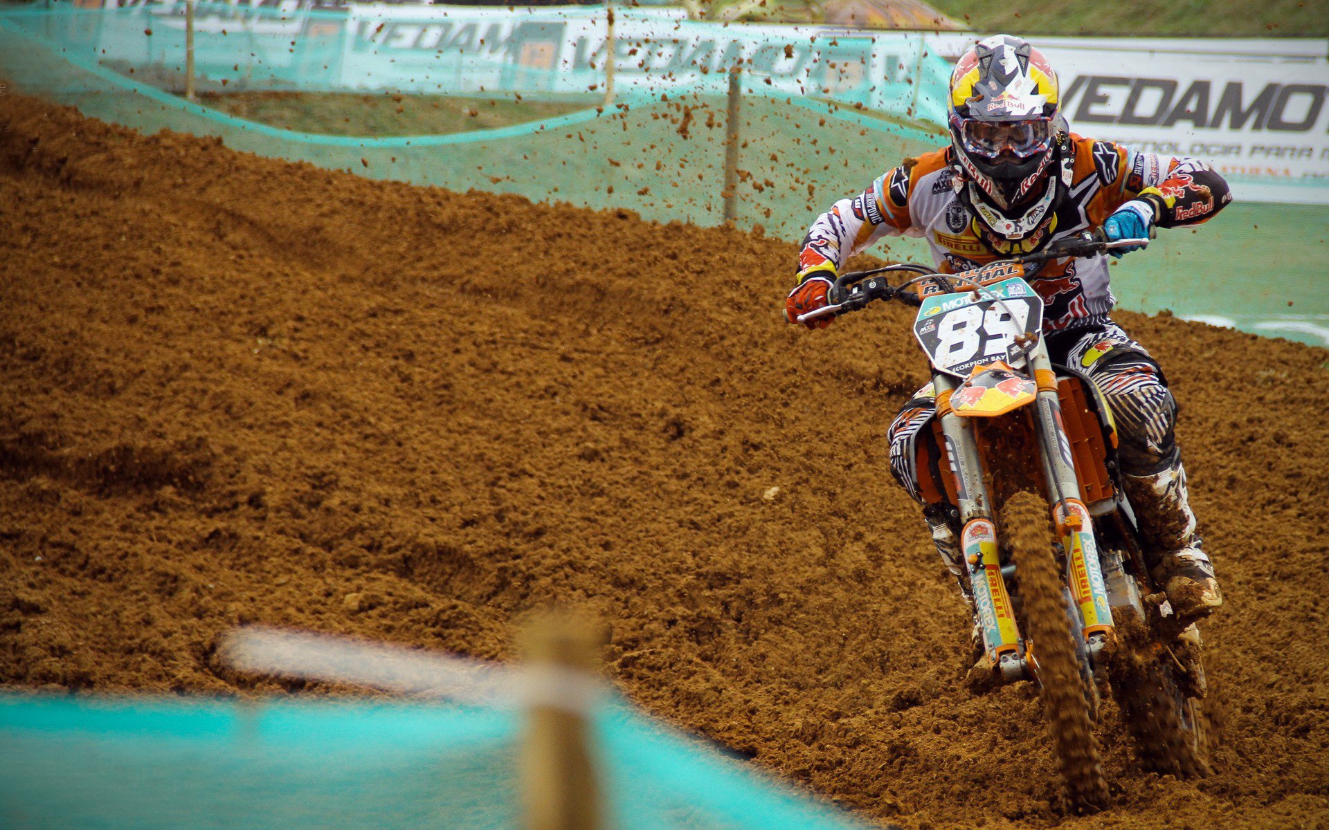 “三叉湖飞盘赛:飞盘对决让田径场充满空中热力”