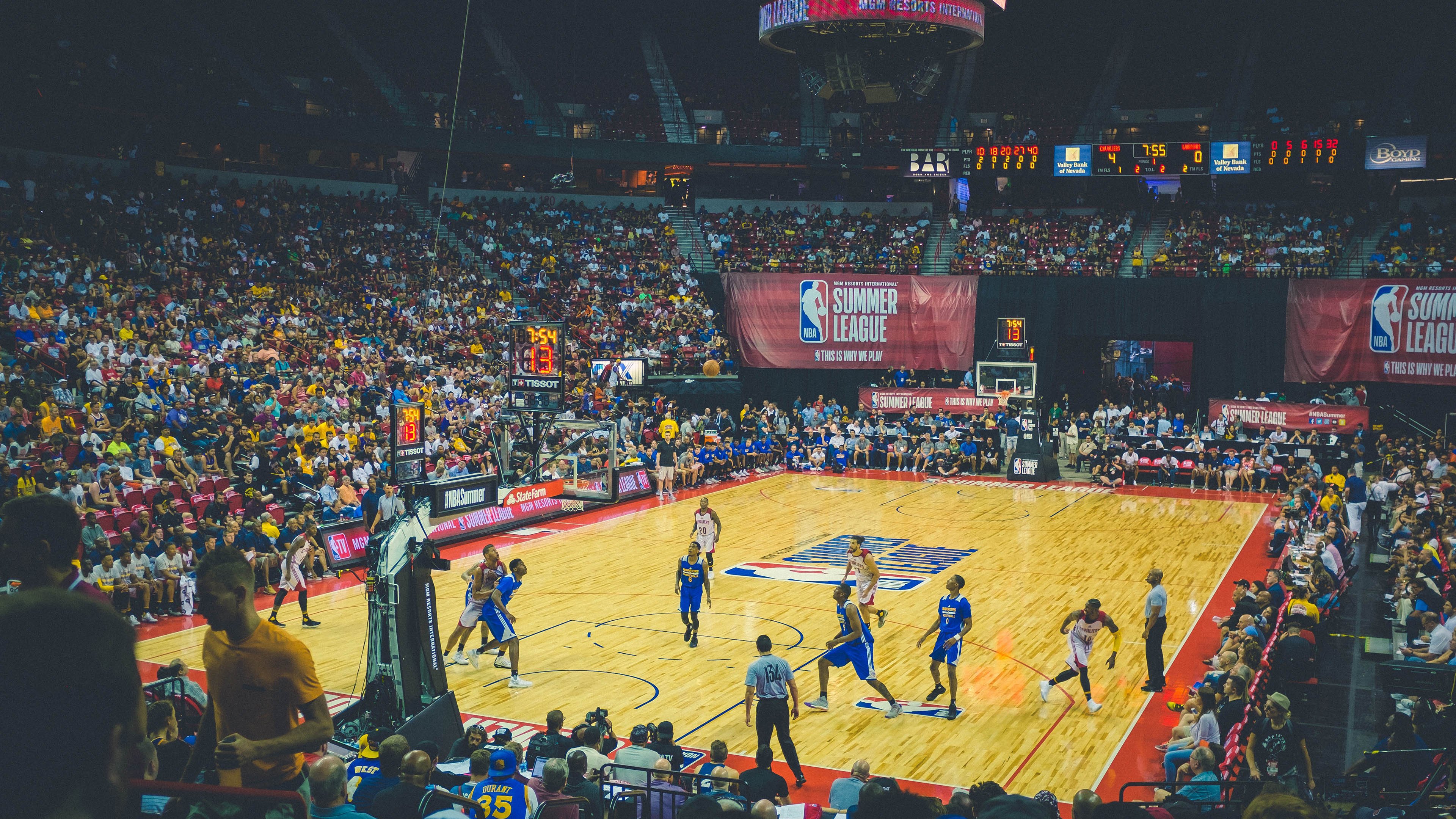 爱游戏官方-詹姆斯接受专访表示会用行动引领更衣室文化，詹姆斯访谈